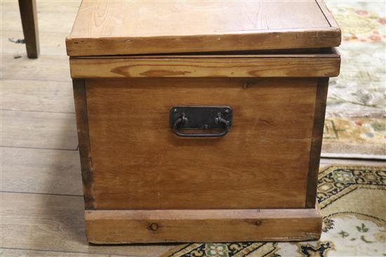 A pine blanket box, W.90cm H.44cm D.46.5cm